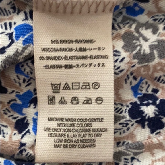 V Neck blouse with gathered sleeves - Picture 7 of 8